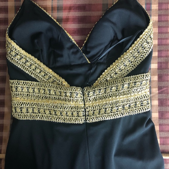 Elegant Evening Gown A Real Stunner! - Picture 4 of 13